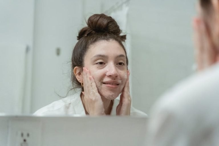 Micelară vs spumă de curățare — ce e mai bun pentru tenul tău
