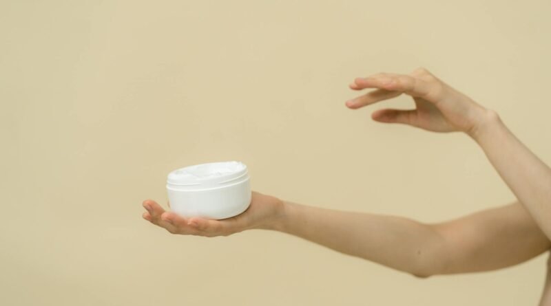 Crema de fata pentru piele uscata 2026 — cum alegi din farmacie pentru fiecare anotimp