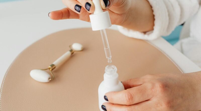 Anti-aging după 40 de ani — retinol, bakuchiol, niacinamidă și peptide: ce alegi din farmacie 2026