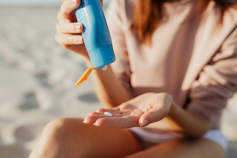 Produse solare SPF in farmacii — cum alegi corect crema de protectie pentru vara 2026