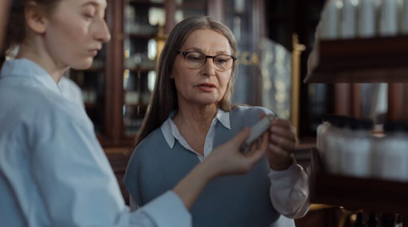 Tejghea farmacie cu card de sănătate și medicamente