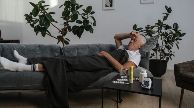 Persoană în concediu medical cu documente — noile reguli din 2026