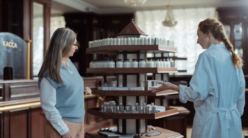 Farmacist care explică unui client dacă medicamentul este compensat