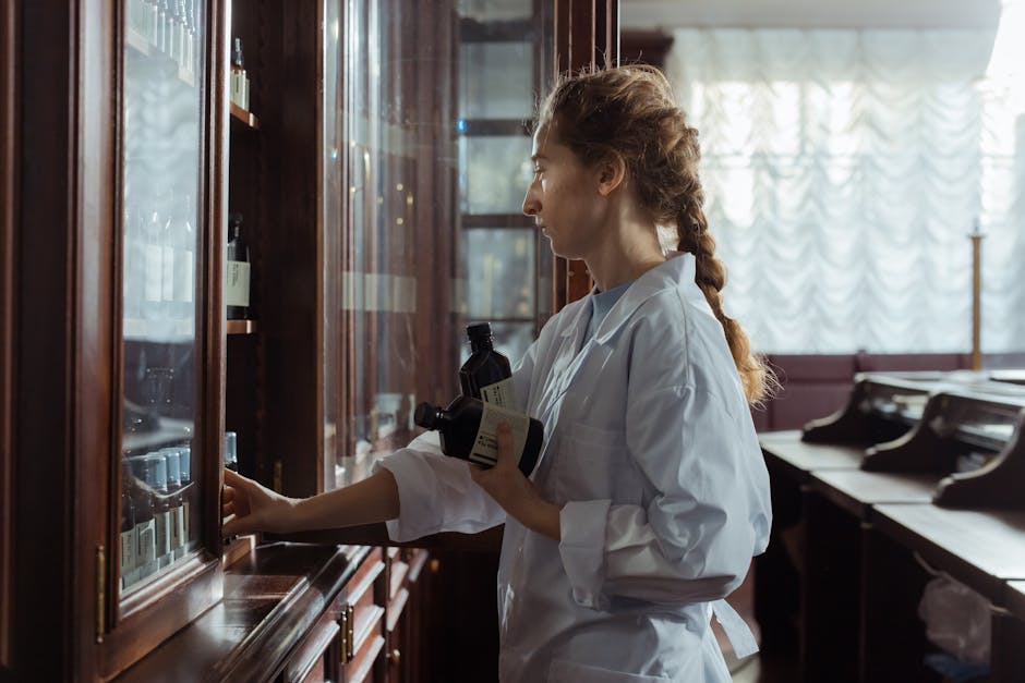 Farmacist verificând stocul de medicamente în farmacie