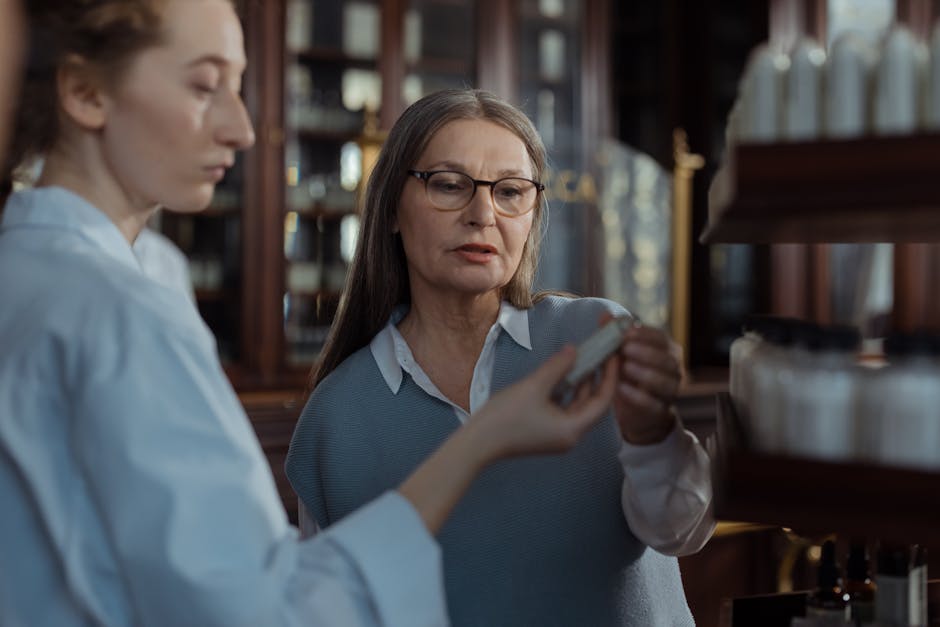 Pensionar care ridică o rețetă compensată la farmacie