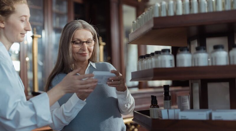 Farmacist care eliberează o rețetă compensată la tejghea