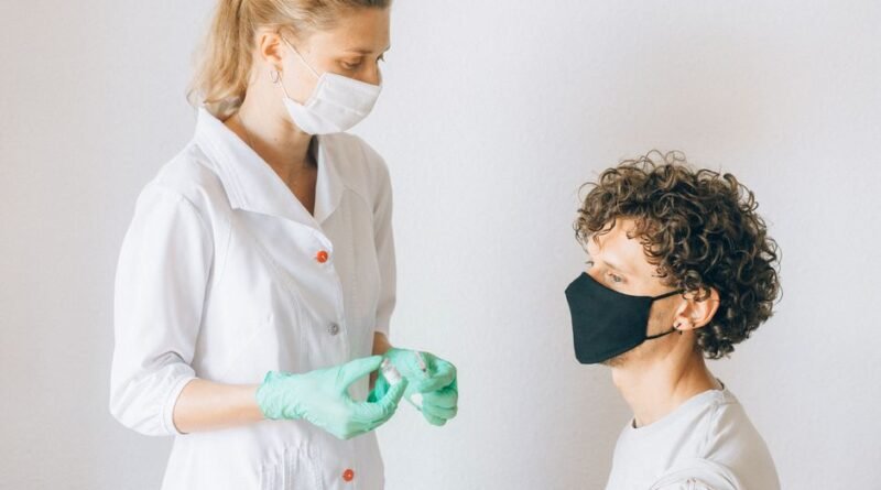 Farmacist care administrează un vaccin unui pacient — vaccinare în farmacie 2026