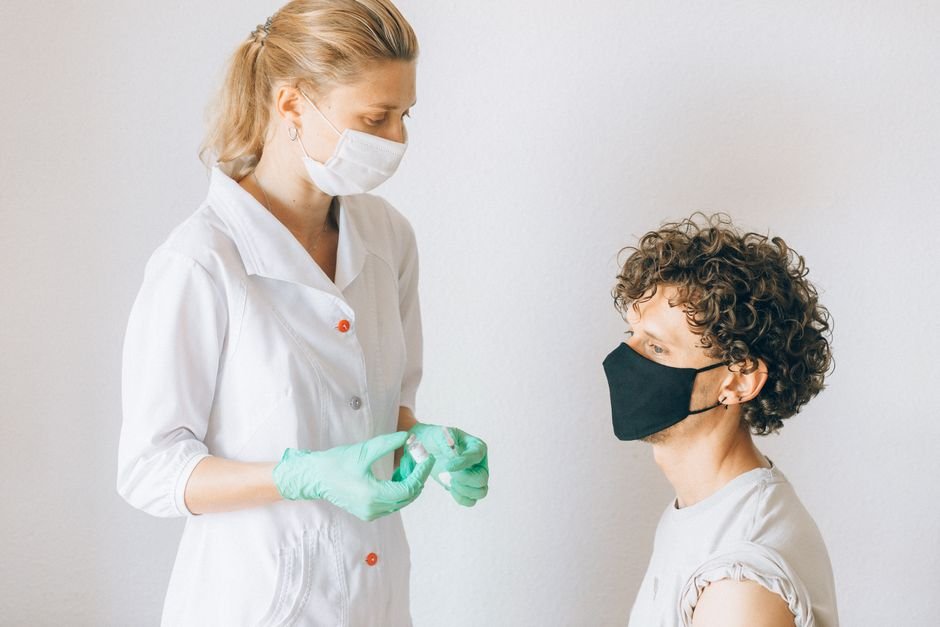 Farmacist care administrează un vaccin unui pacient — vaccinare în farmacie 2026